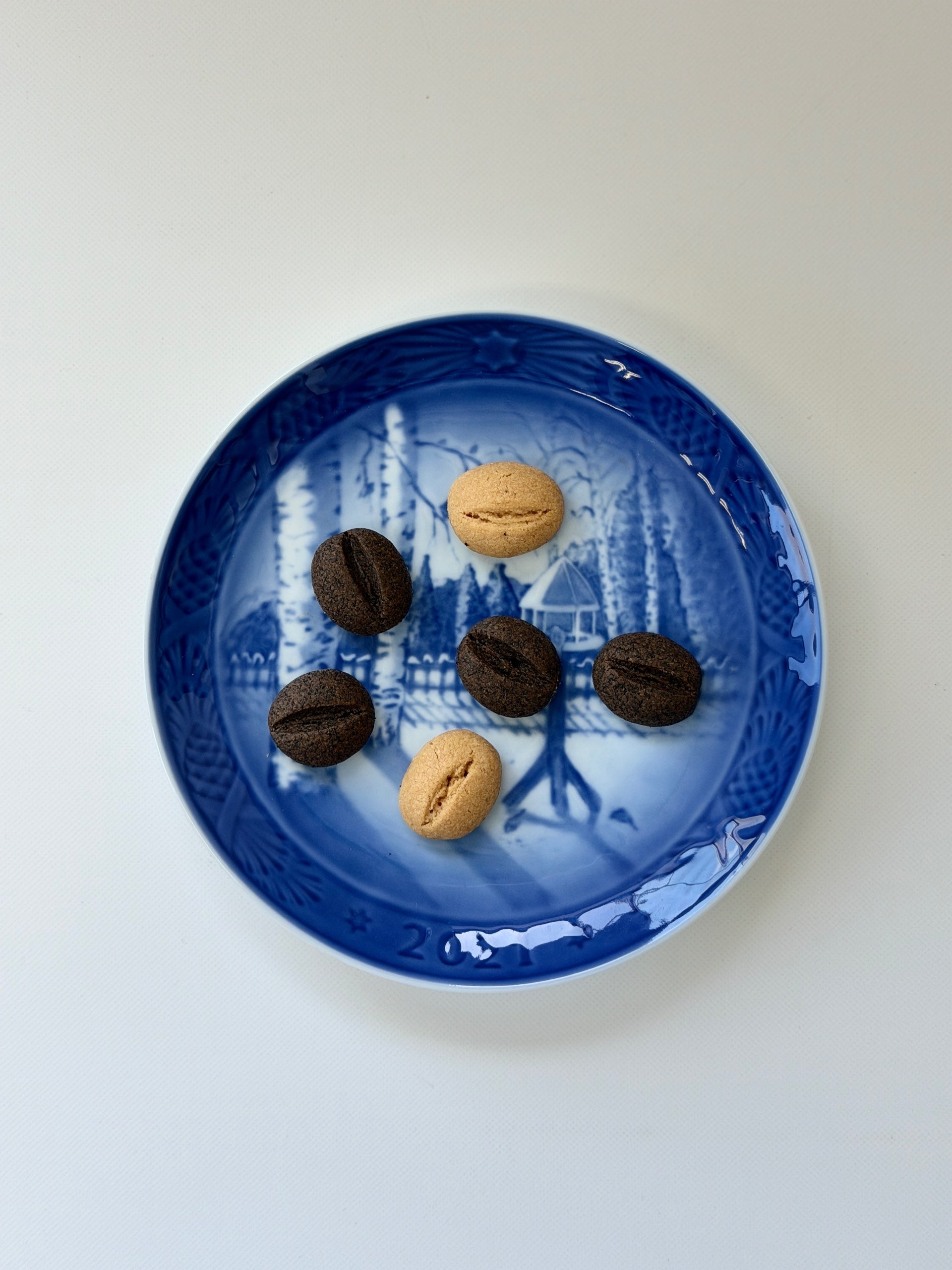 コーヒー豆＆クッキー　ソーサー お菓子が添えられるカップ&ソーサー｜minä perhonen, beads for DO